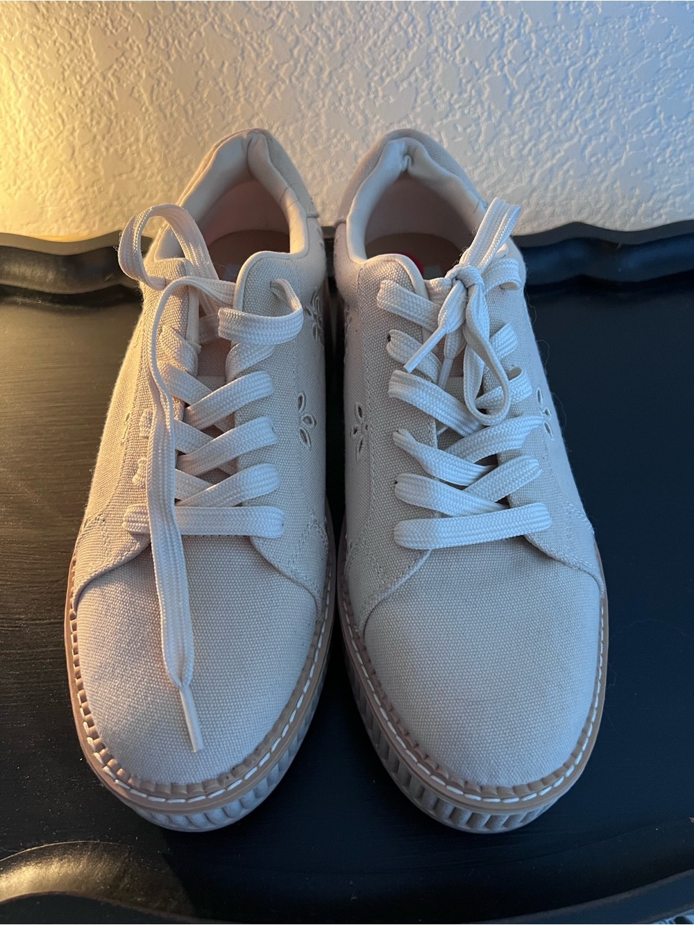 DV Dolce Vita Platform Sneakers Womens 10 Beige Canvas Embroidered Casual Shoes